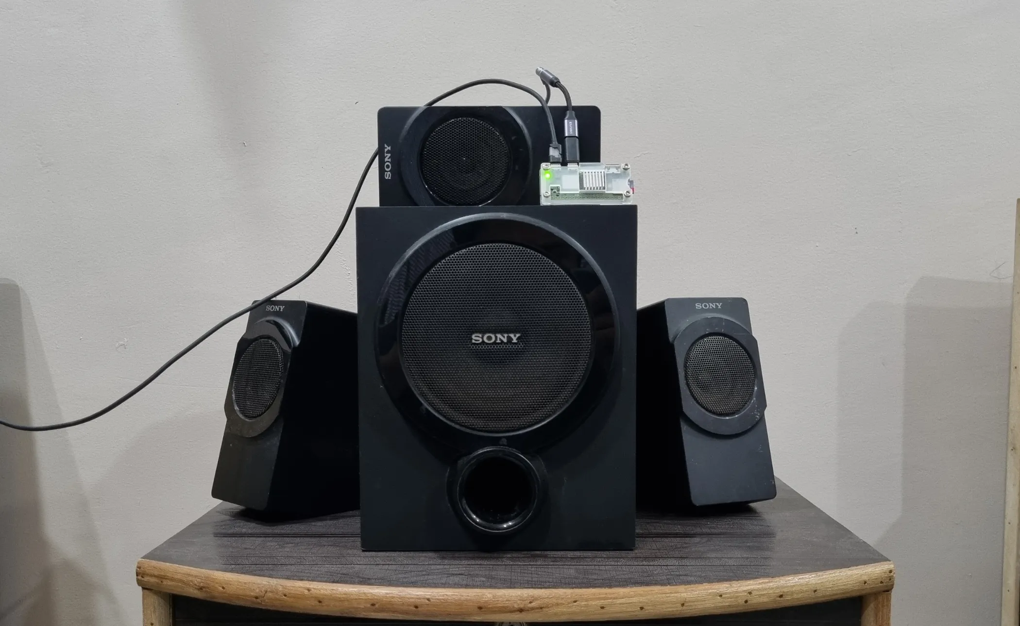 صورة Raspberry Pi Zero 2W مثبتة على مكبرات صوت Sony Hi-Fi للبث اللاسلكي للموسيقى عبر Bluetooth