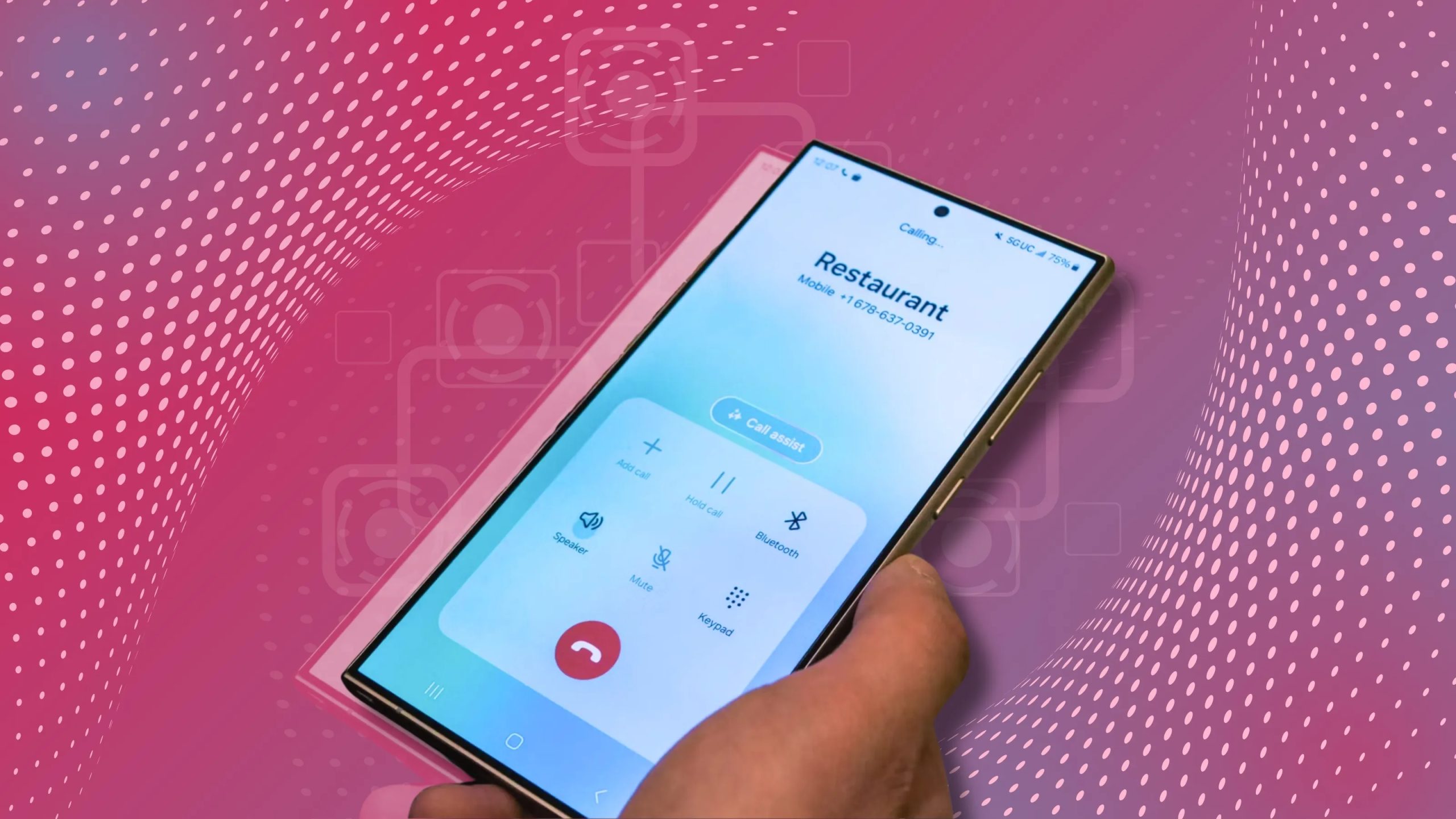 شخص يحمل هاتفًا يعرض مكالمة قيد التقدم على هاتف Samsung Galaxy S24 Ultra