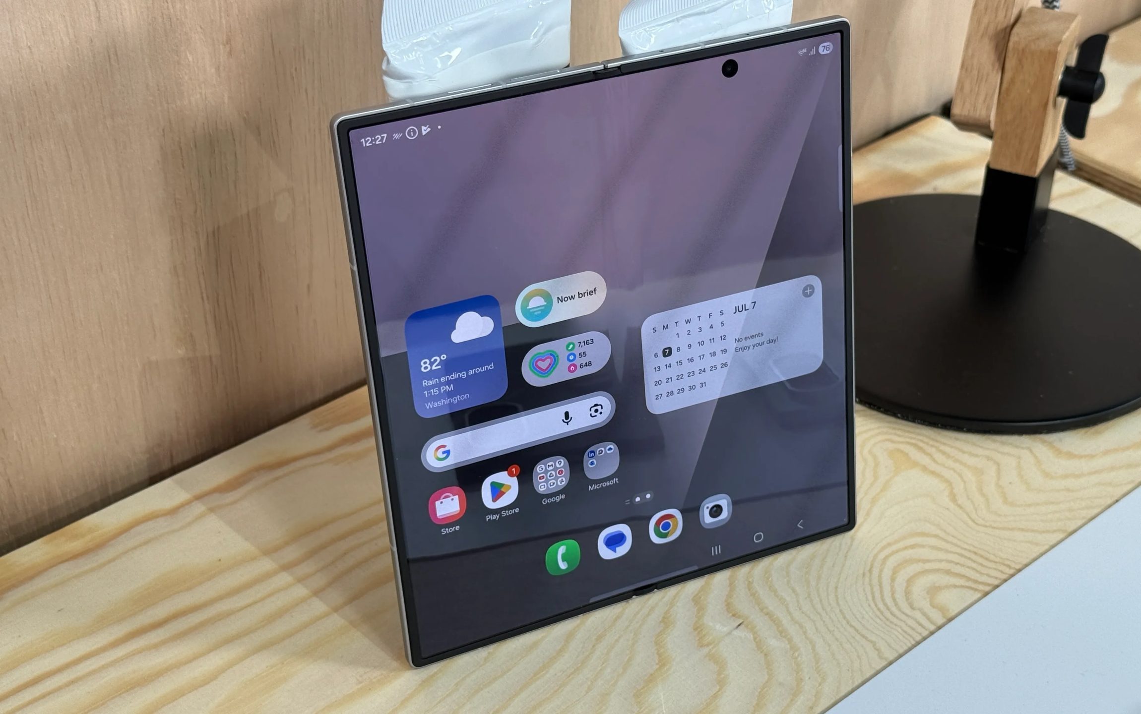 Samsung Galaxy Z Fold 7 في وضع الوقوف