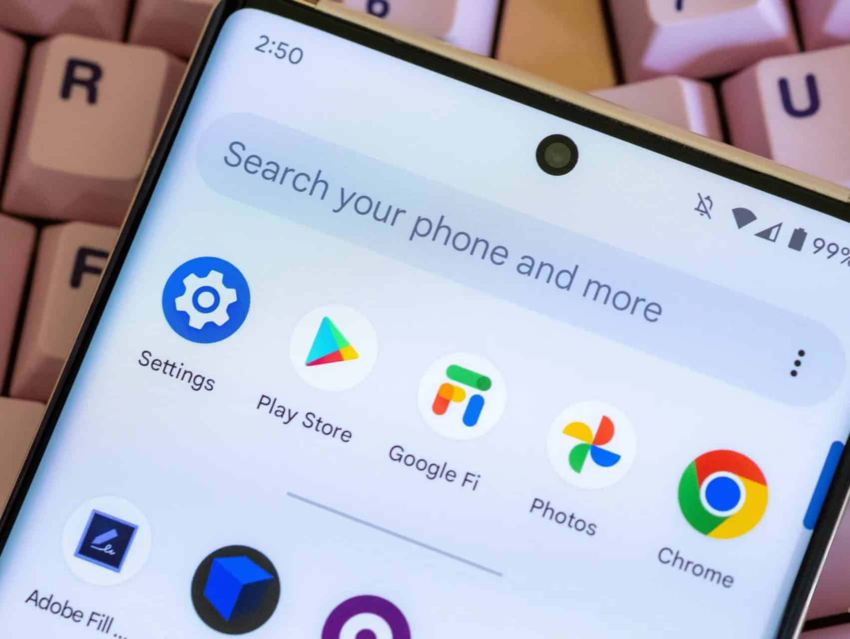 صورة مقربة لشاشة هاتف Android تعرض درج التطبيقات مع شريط البحث والأيقونات