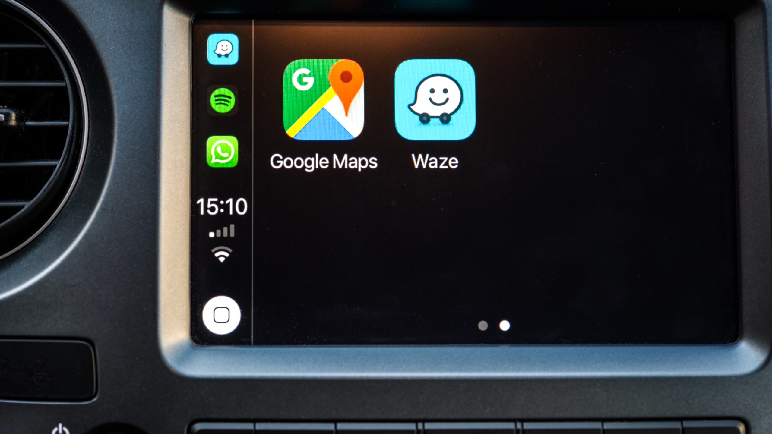 رموز خرائط Google و Waze على شاشة كمبيوتر لوحة القيادة
