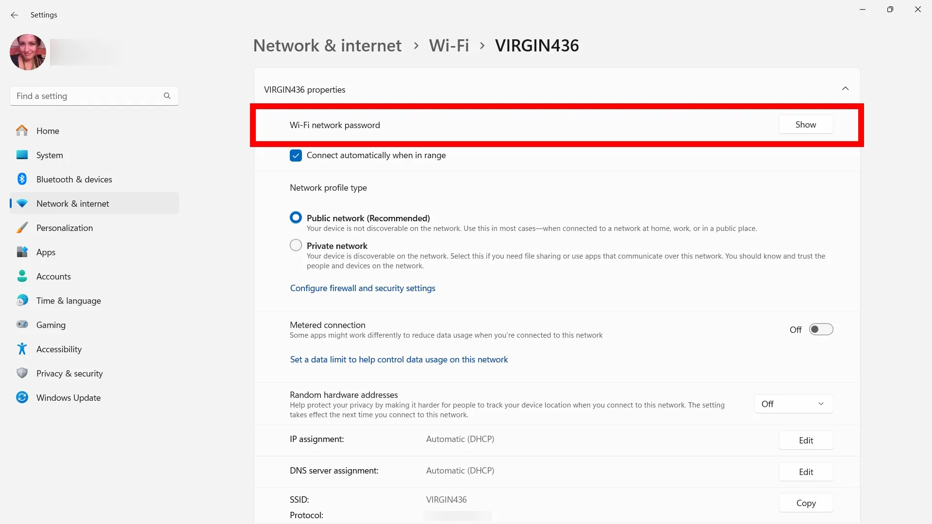 مستطيل أحمر يحدد زر إظهار كلمة مرور شبكة Wi-Fi على جهاز كمبيوتر يعمل بنظام Windows 11