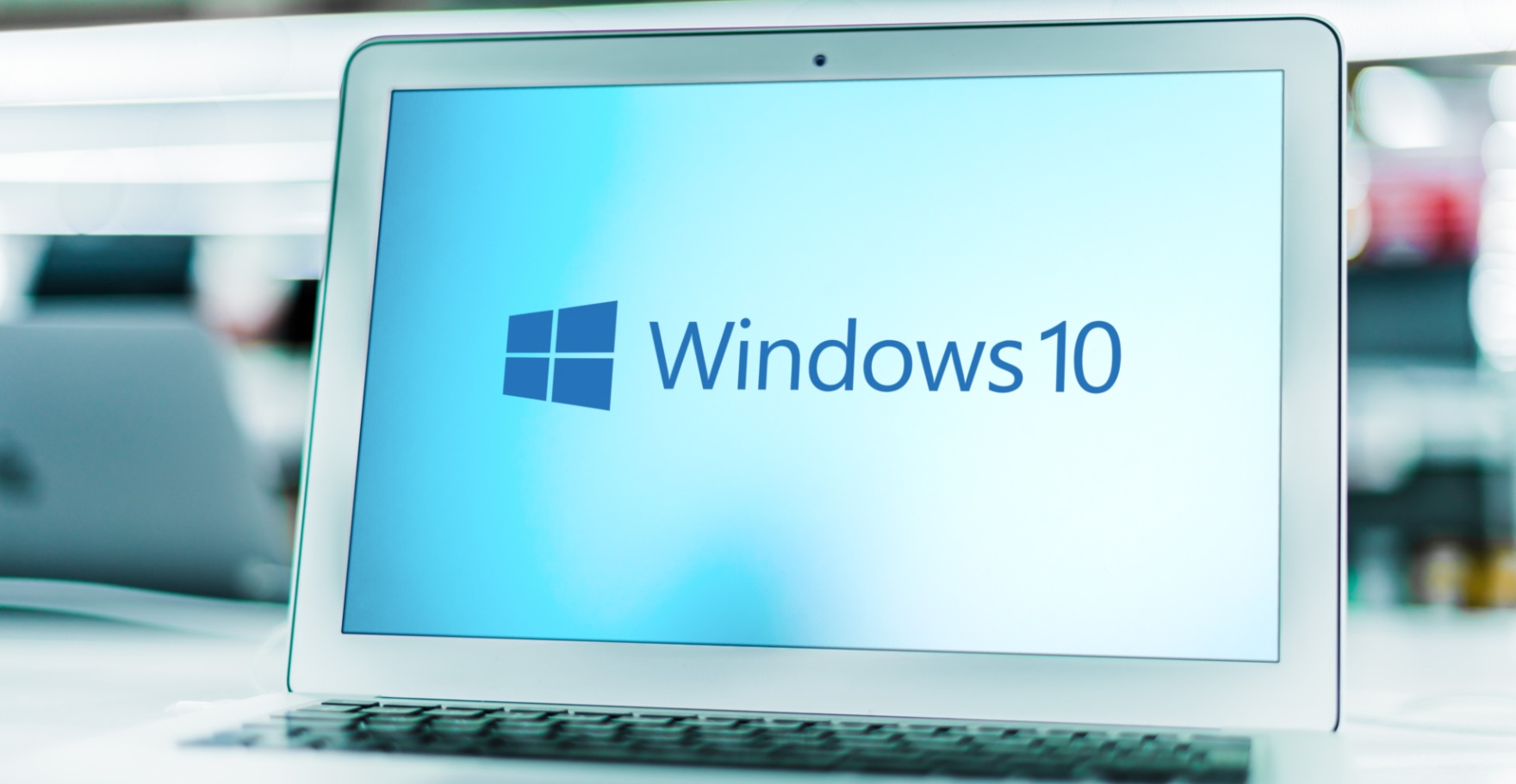 شعار Windows 10 على جهاز كمبيوتر محمول
