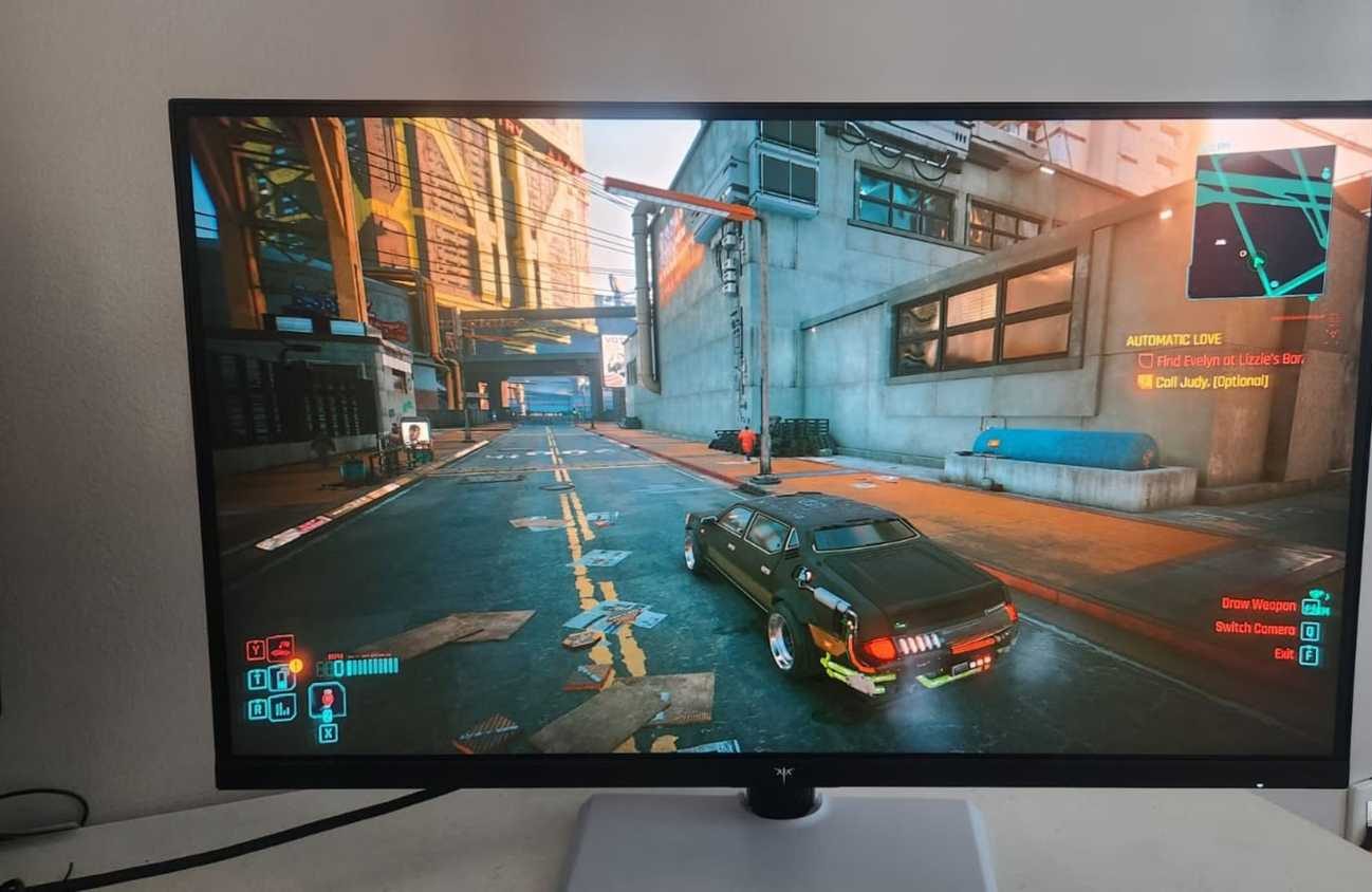 Cyperpunk 2077 على شاشة خارجية.