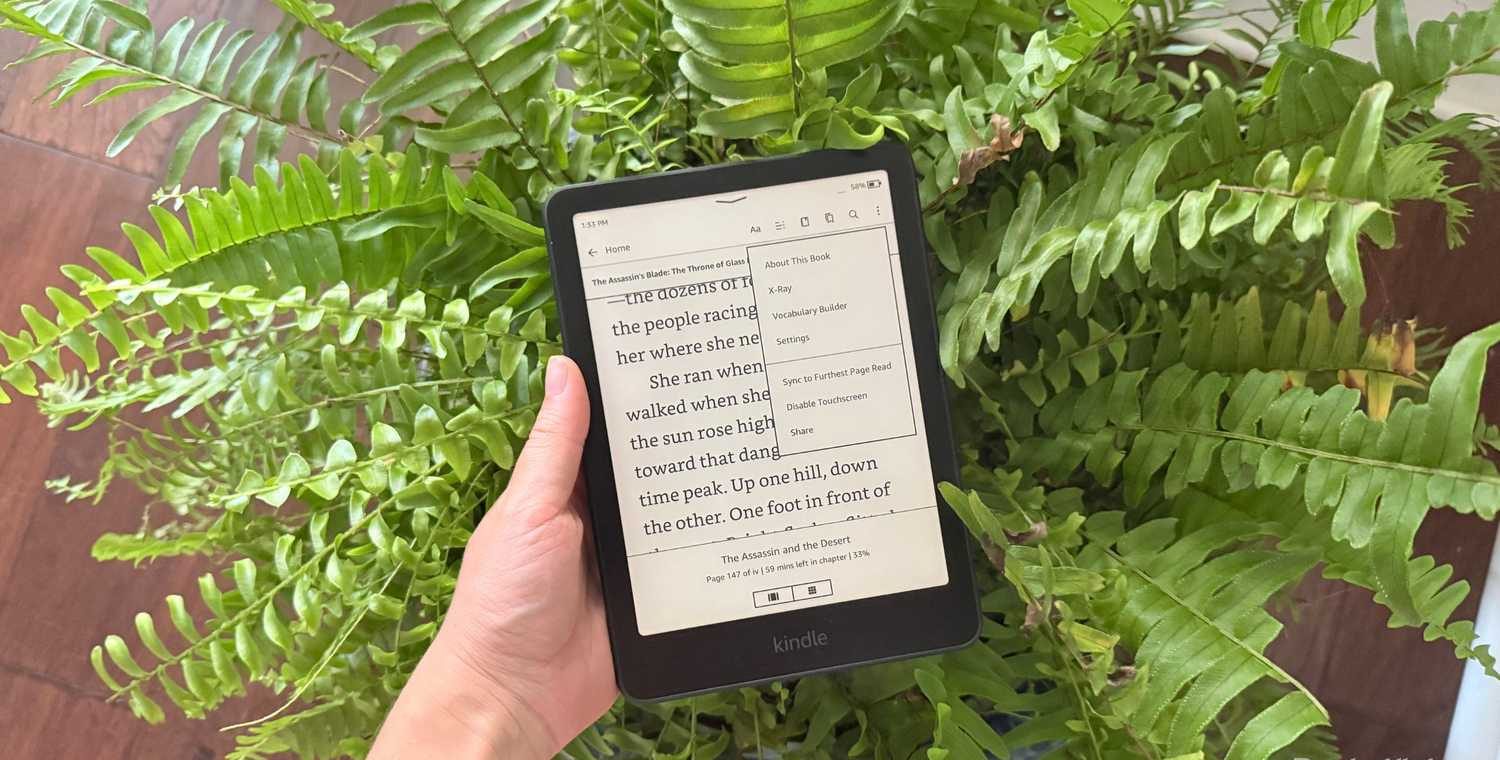 جهاز Kindle Paperwhite في نبات السرخس.