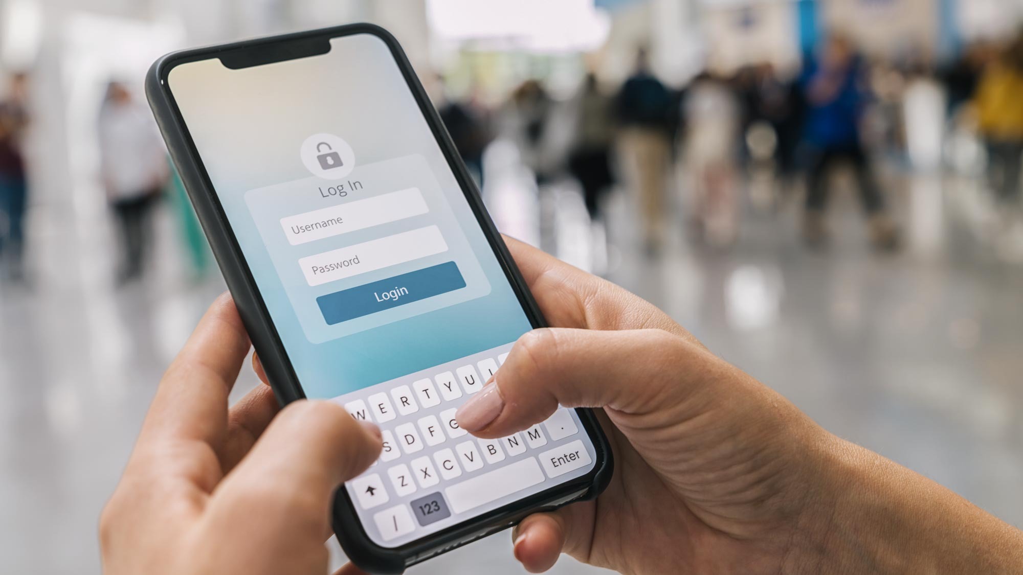 شخص يدخل كلمة مروره على هاتف ذكي في مكان مزدحم