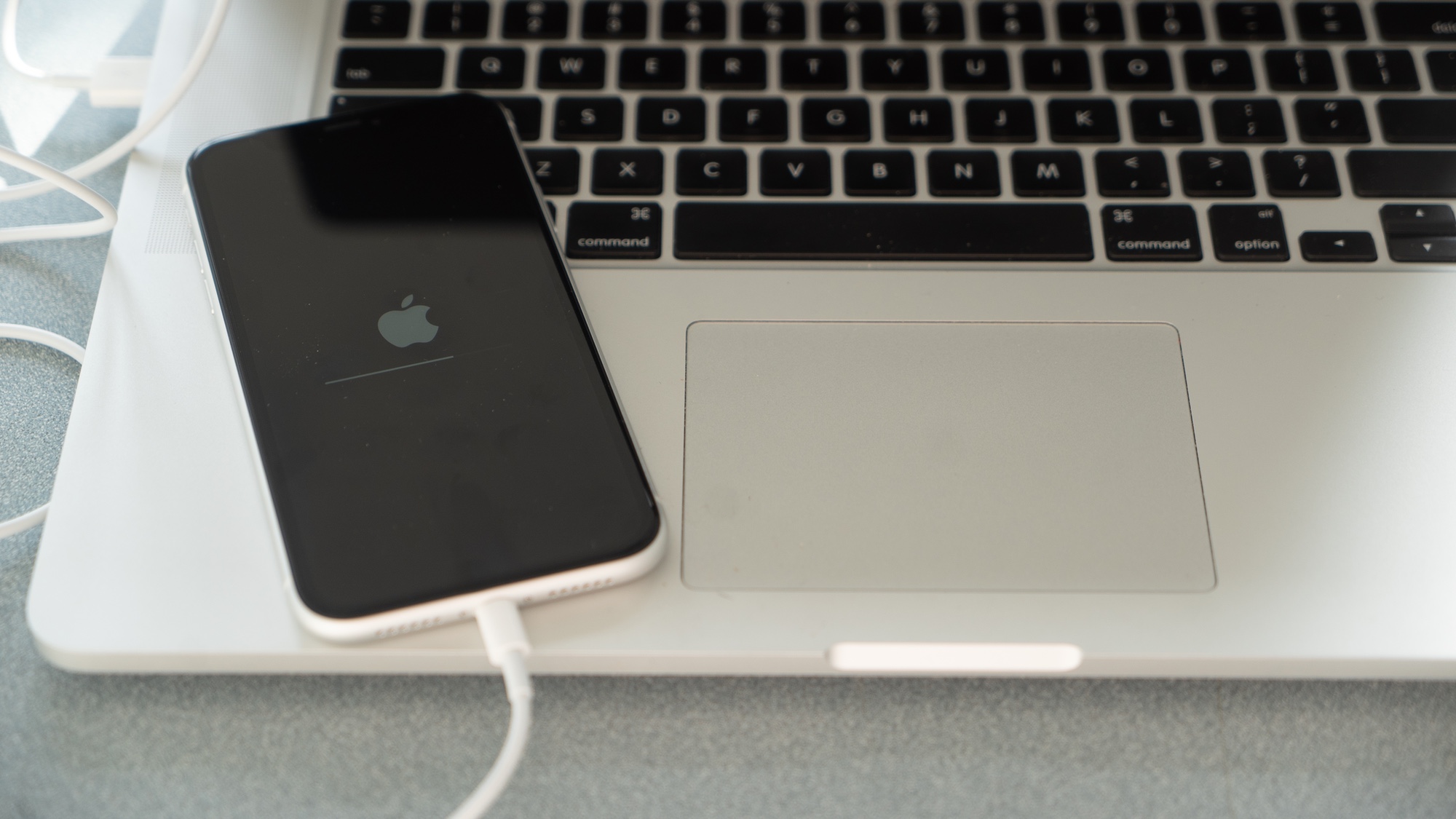 جهاز iPhone موصول بجهاز MacBook Pro