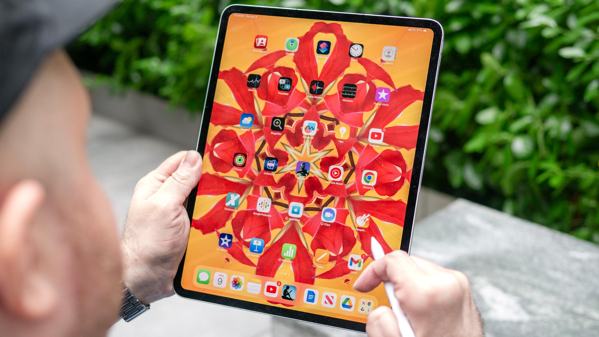 جهاز iPad Pro في الوضع الرأسي