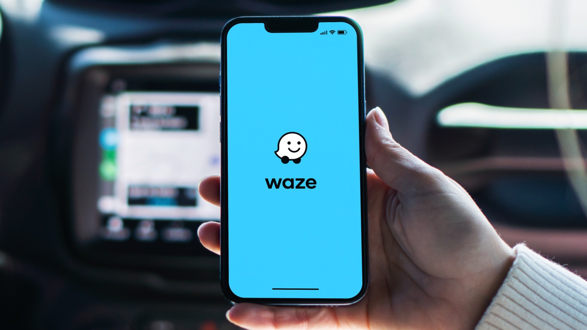 تطبيق Waze على جهاز iPhone في السيارة