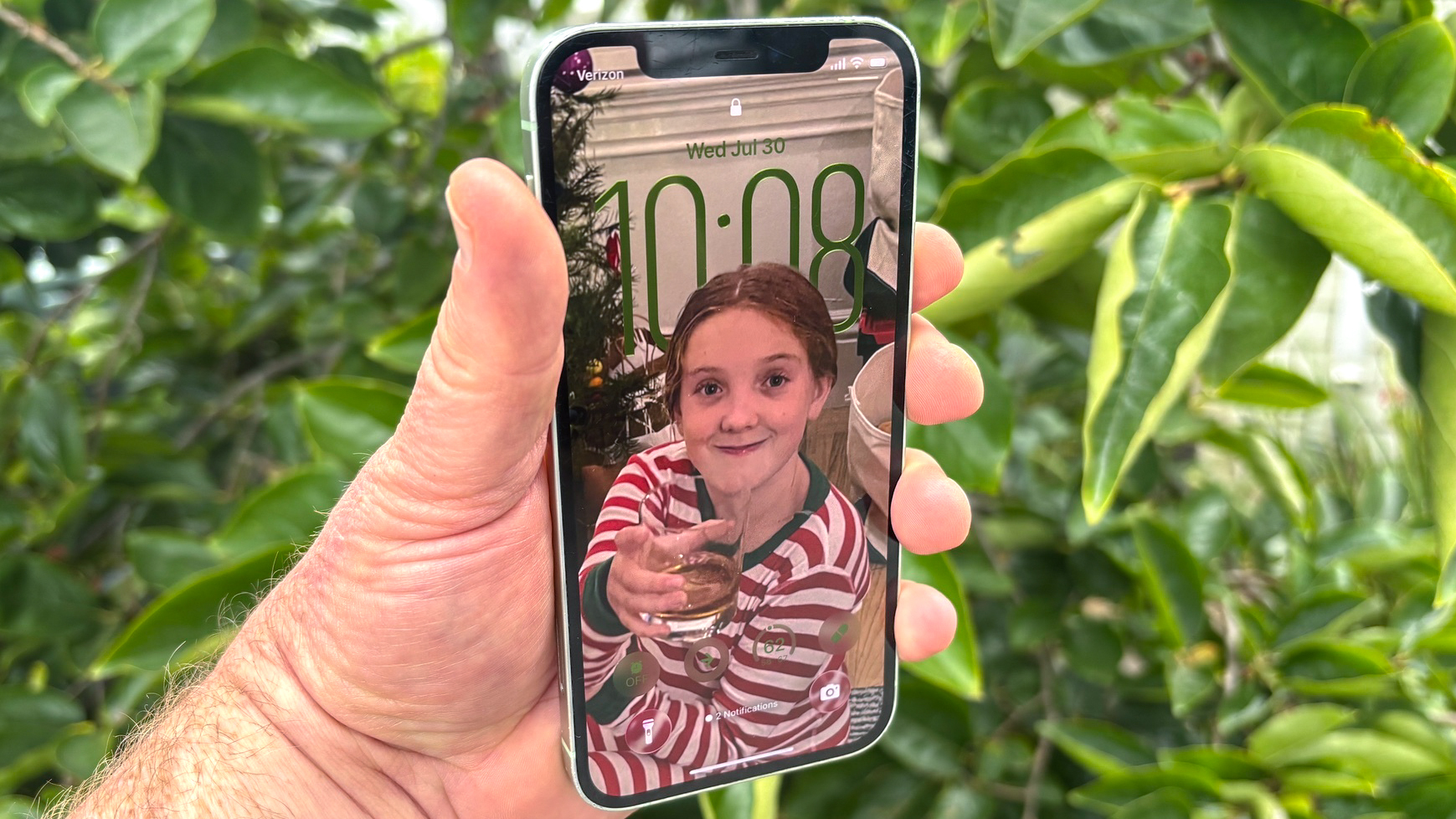 تخصيص شاشة قفل الآيفون بصورة مكانية في نظام iOS 26