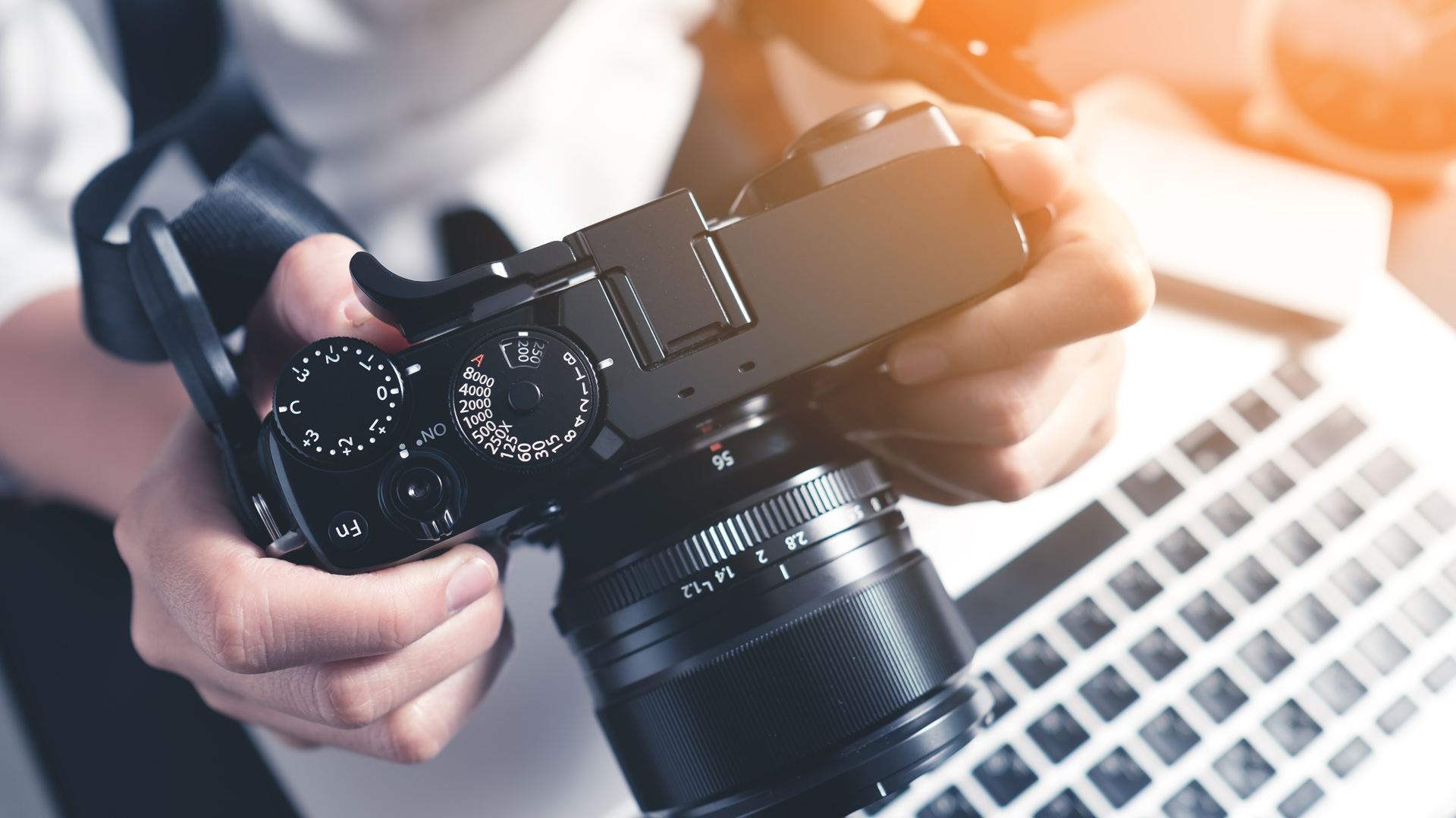 شخص يتفقد الصور على الكاميرا قبل رفعها إلى جهاز الحاسوب