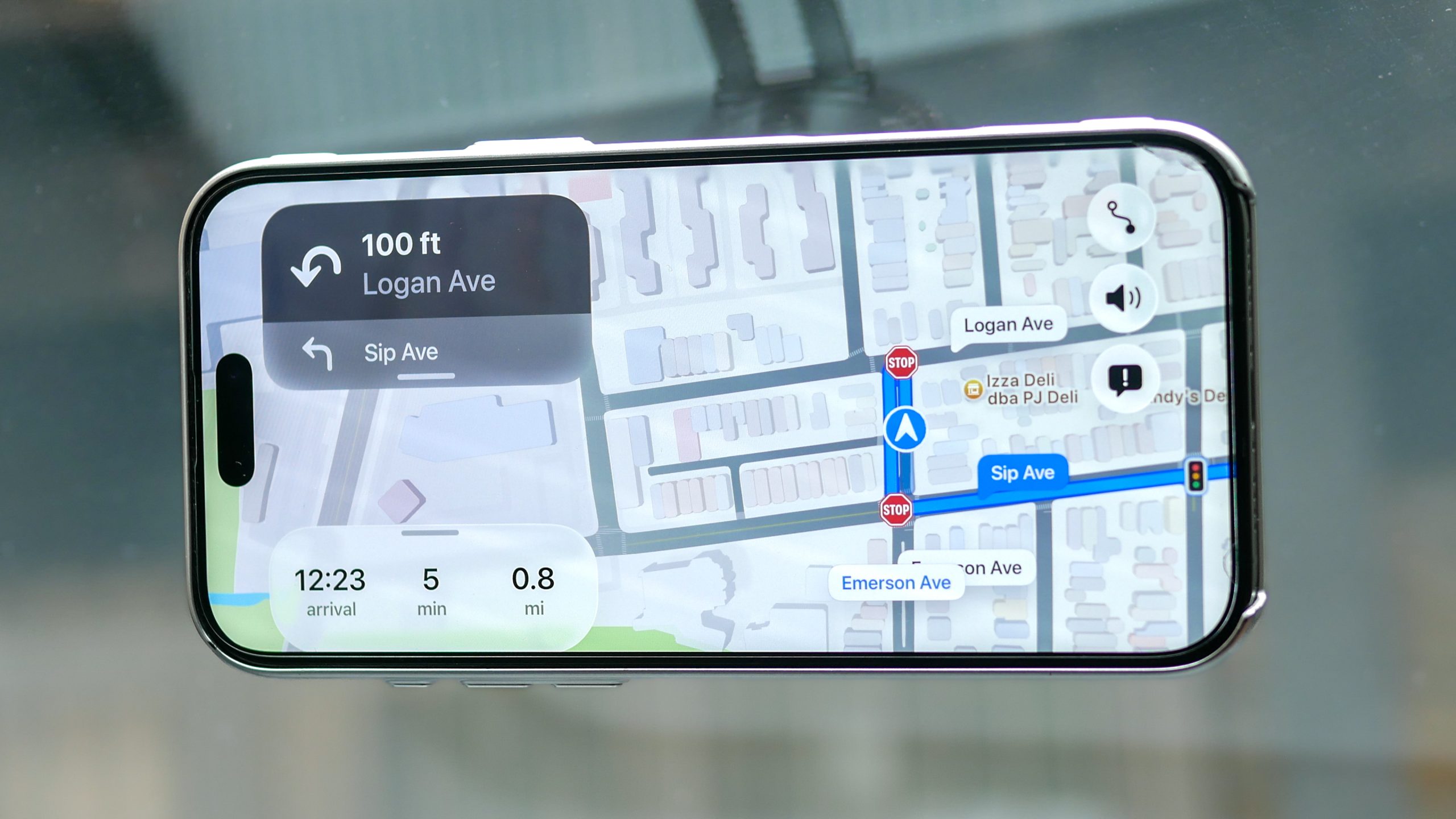 مقارنة بين Waze و Apple Maps.