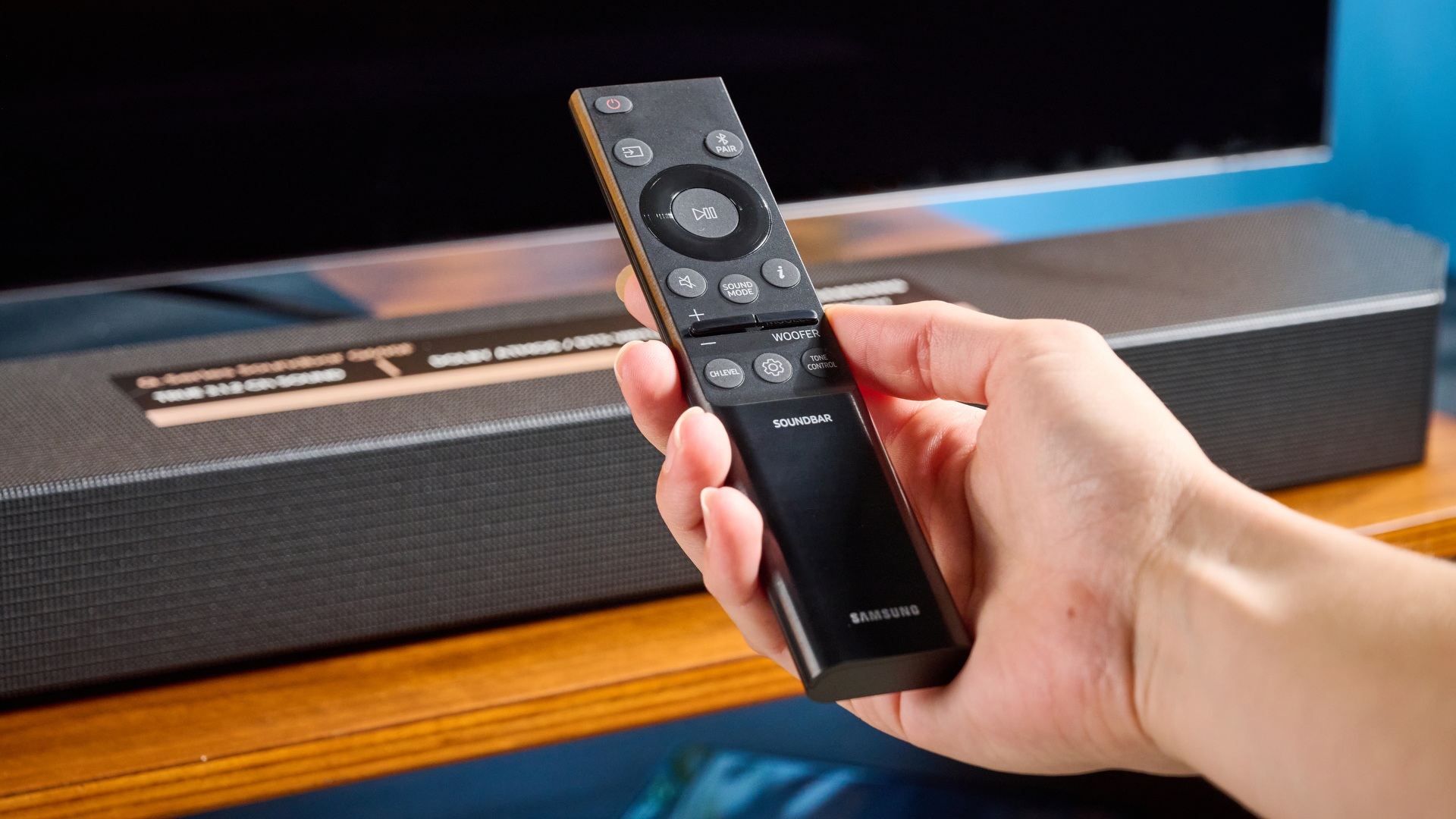 مكبر الصوت والقاعدة الصوتية الممتازة Samsung Q600F باللون الأسود