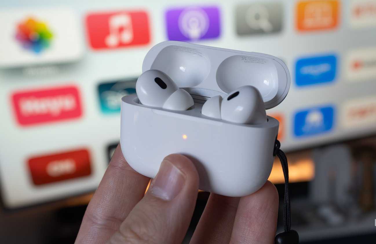 AirPods Pro 2 أمام تلفزيون.