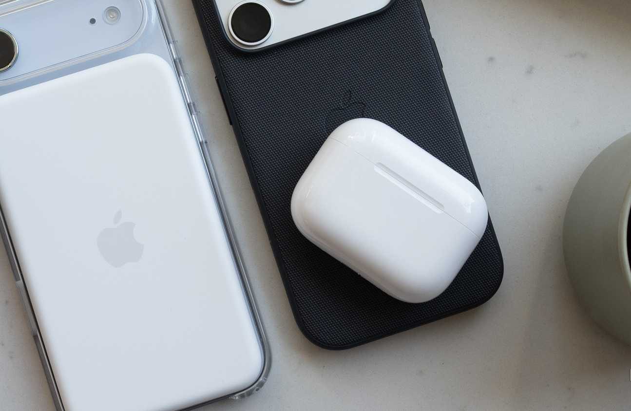 AirPods Pro 3 في علبة فوق iPhone 17 Pro