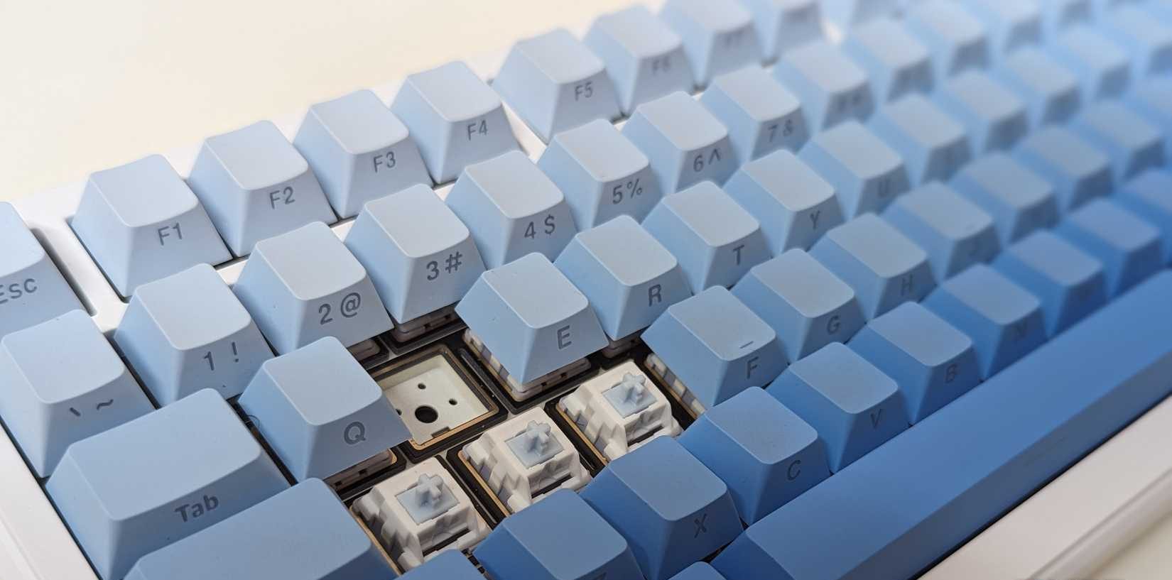 لقطة مقرّبة للوحة مفاتيح ميكانيكية تُظهر المفاتيح والمقبس