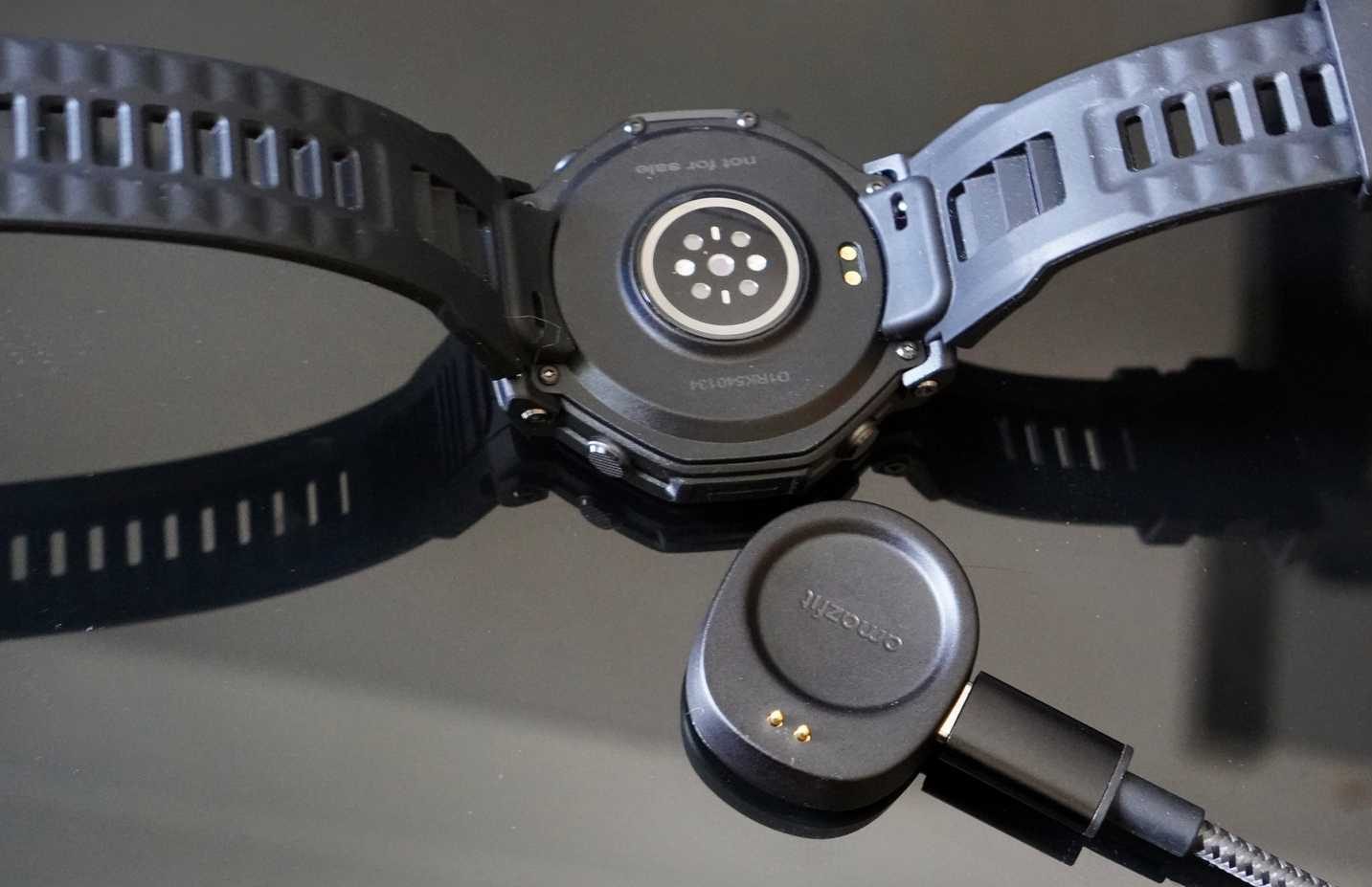 ساعة Amazfit T-Rex 3 Pro وشاحنها