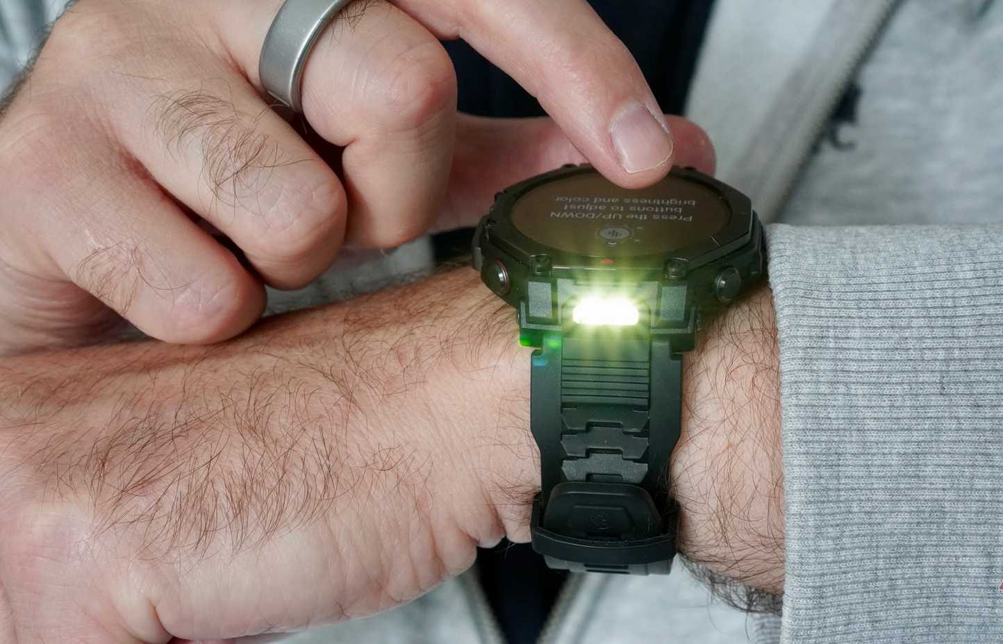 مصباح يدوي على ساعة Amazfit T-Rex 3 Pro