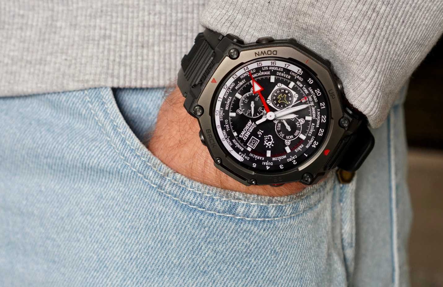 شخص يرتدي Amazfit T-Rex 3 Pro