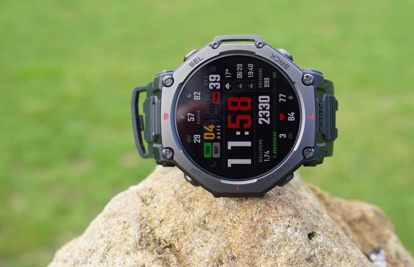 Amazfit T-Rex 3 Pro على صخرة