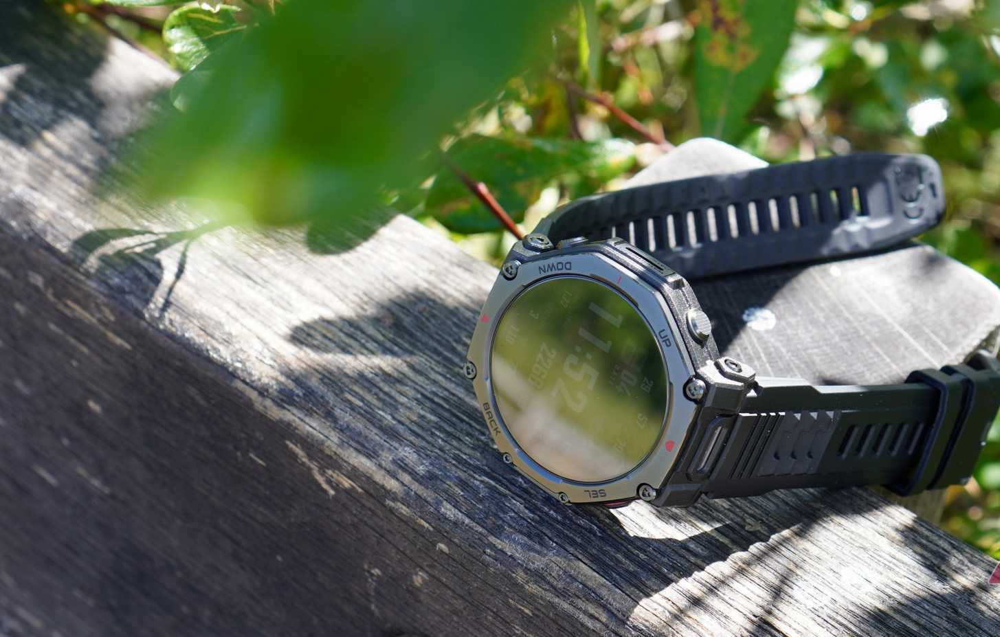 ساعة Amazfit T-Rex 3 Pro على قطعة خشب