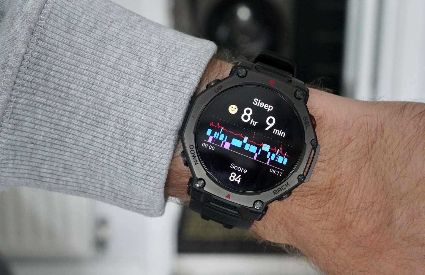 شخص يرتدي ساعة Amazfit T-Rex 3 Pro