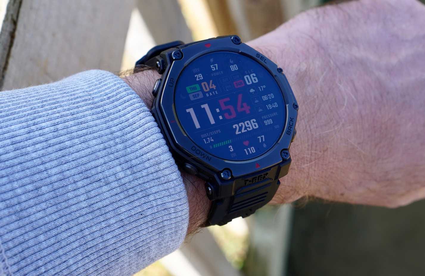 شخص يرتدي ساعة Amazfit T-Rex 3 Pro