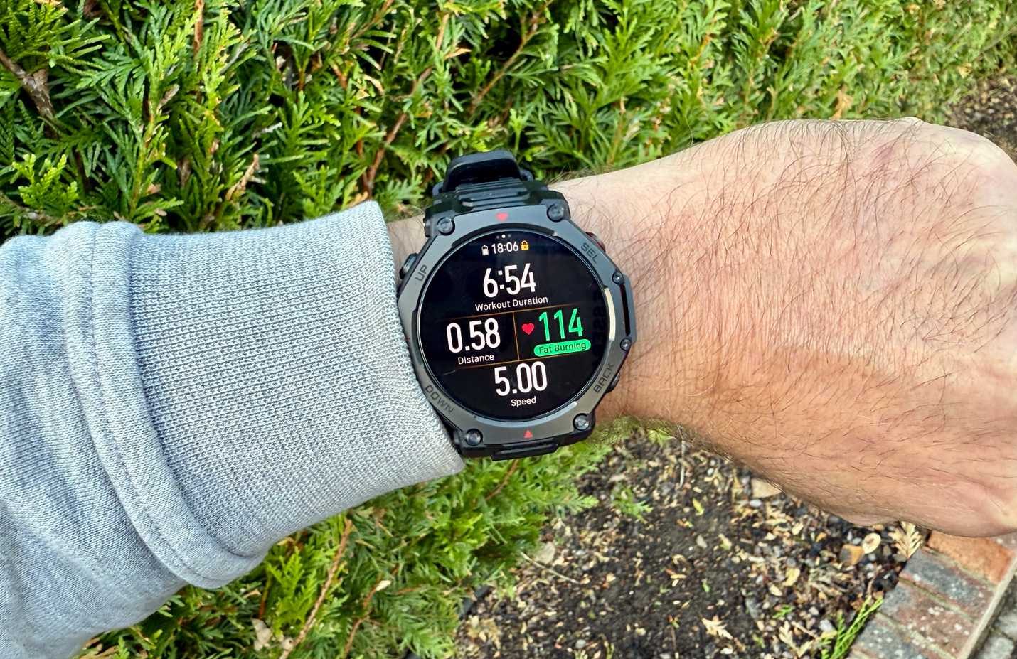 شخص يرتدي ساعة Amazfit T-Rex 3 Pro