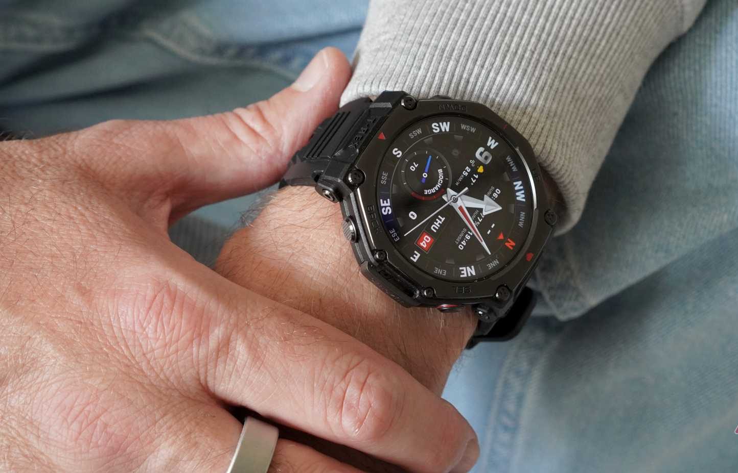 شخص يرتدي ساعة Amazfit T-Rex 3 Pro