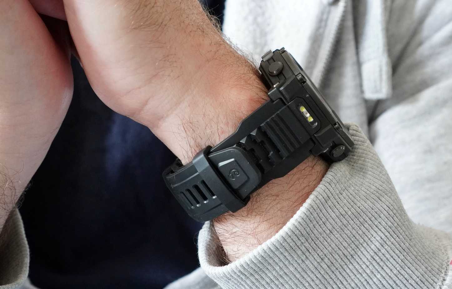 شخص يرتدي ساعة Amazfit T-Rex 3 Pro