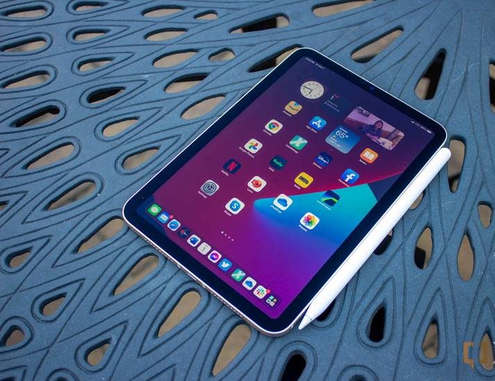 جهاز iPad Mini 6 مع قلم Apple Pencil على طاولة سوداء