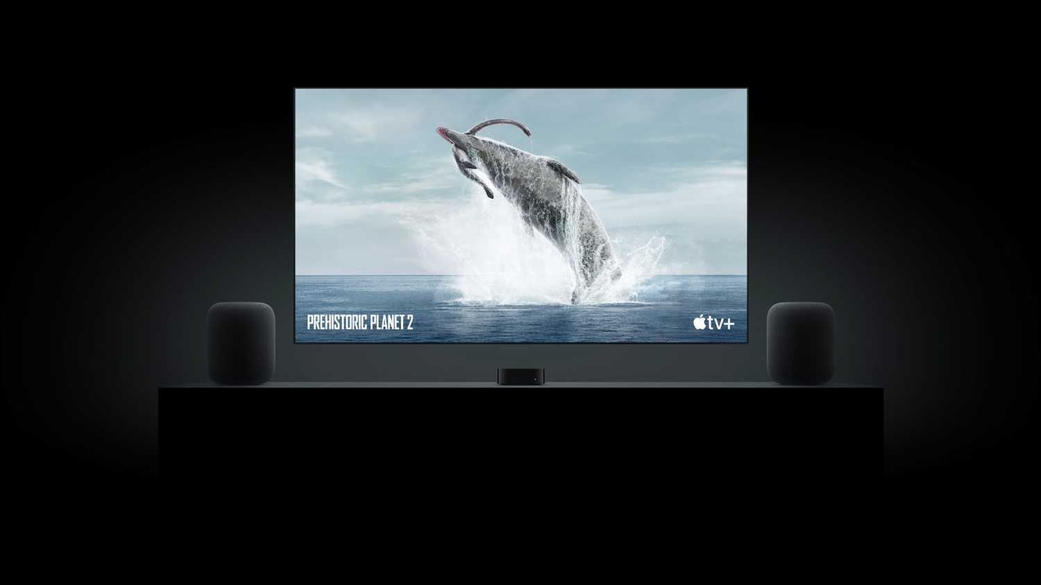 زوج من مكبرات الصوت HomePods متصلة بجهاز Apple TV 4K يبث Apple TV+
