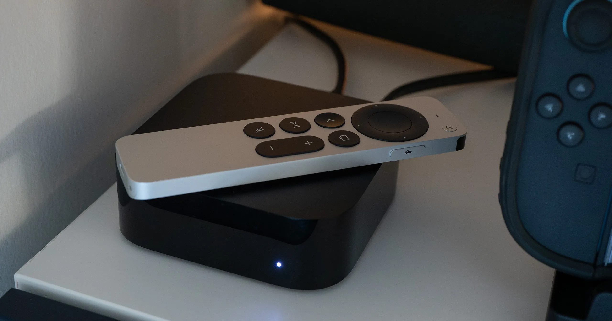 جهاز Apple TV 4K موضوع على رف تلفزيون