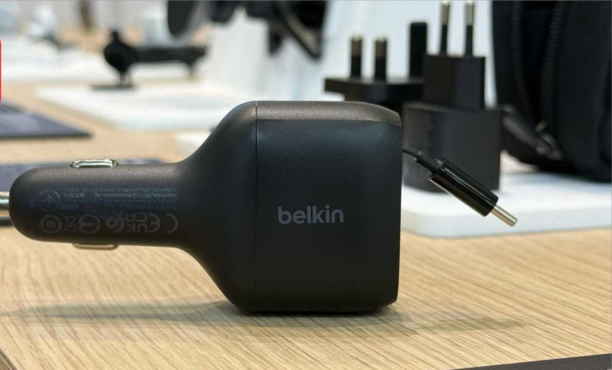 شاحن سيارة Belkin BoostCharge قابل للسحب مع شارة جائزة IFA