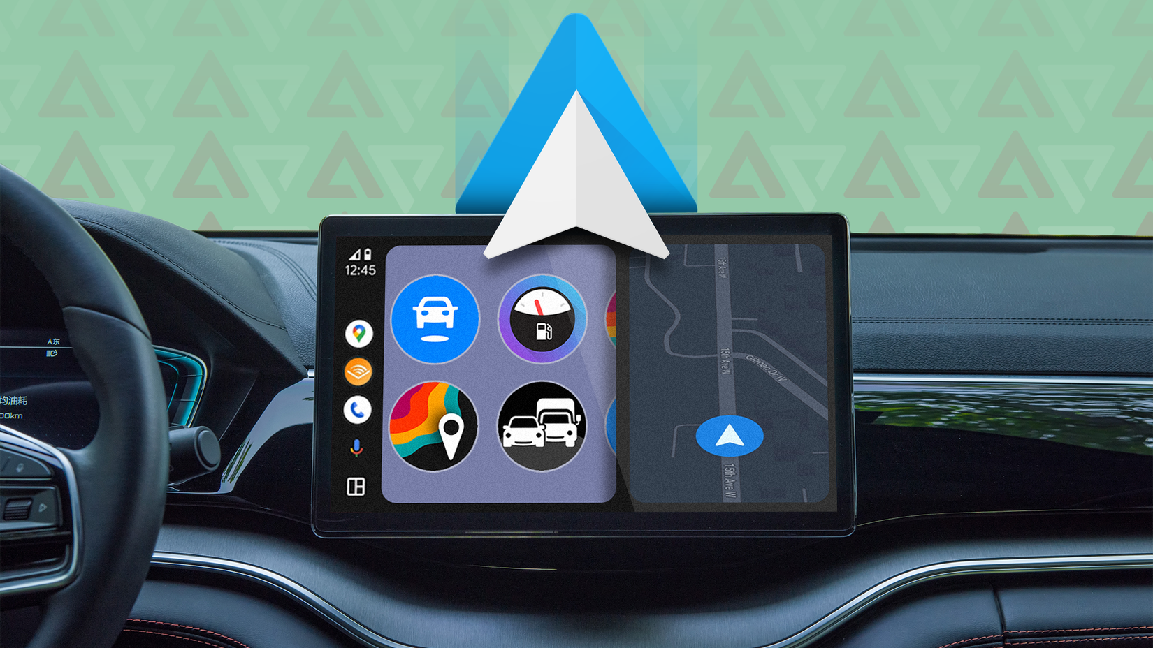 شاشة عرض لوحة القيادة في السيارة تعرض واجهة Android Auto مع أيقونات تطبيقات متنوعة وخريطة ملاحة، يعلوها شعار Android Auto كبير.