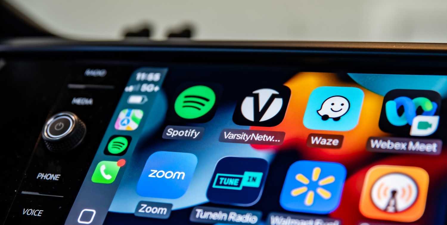صورة ثابتة تعرض تطبيق Varsity Network على شاشة CarPlay.