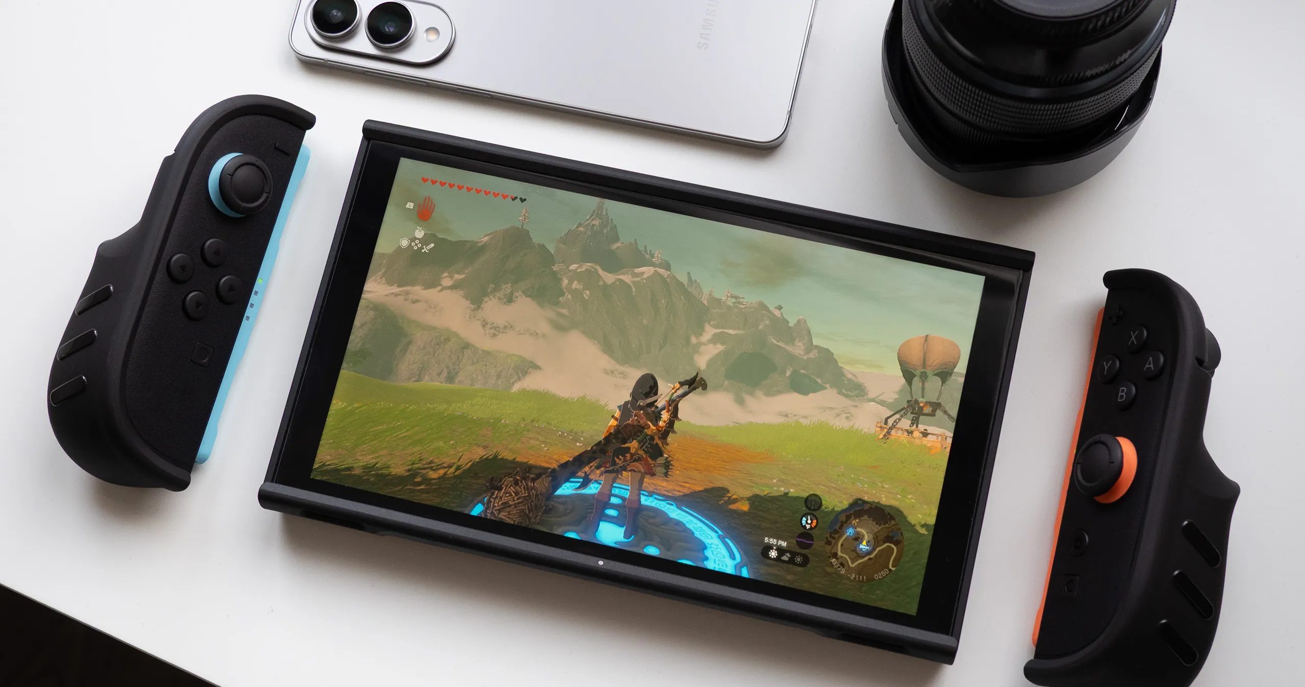 غطاء Killswitch لجهاز Switch 2 من Dbrand موضوع على طاولة