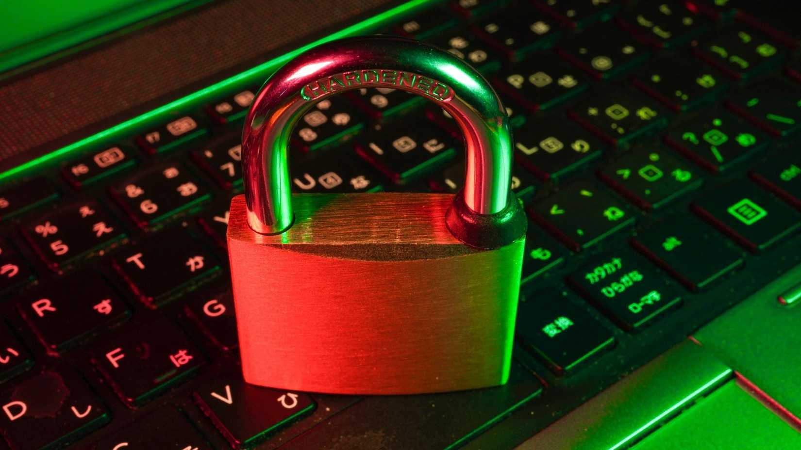 قفل موضوع على لوحة مفاتيح لتصوير الأمن عبر الإنترنت