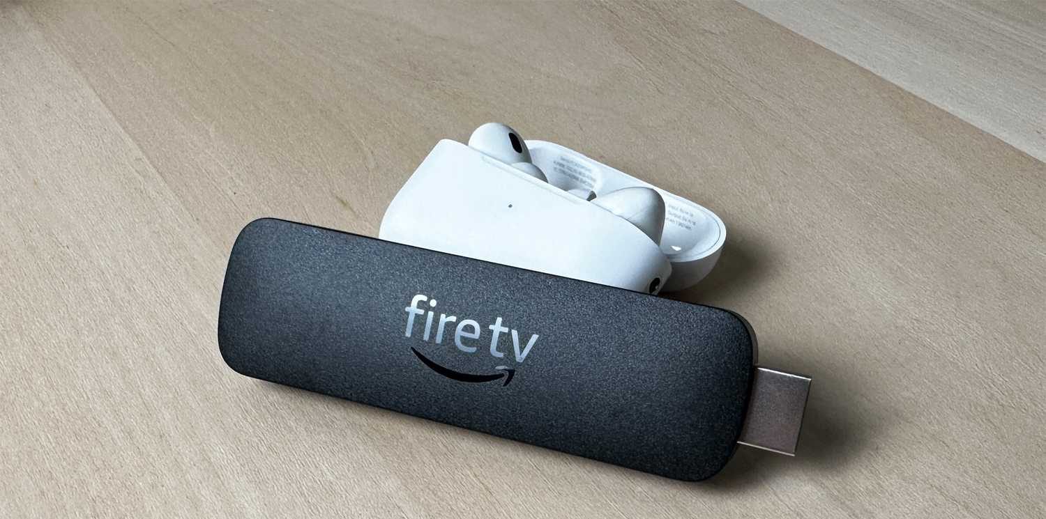 Fire TV Stick بجانب Apple AirPods.