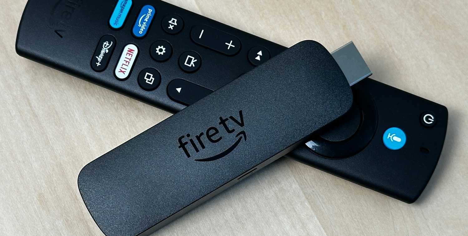 جهاز Amazon Fire TV Stick موضوع على جهاز التحكم عن بعد.