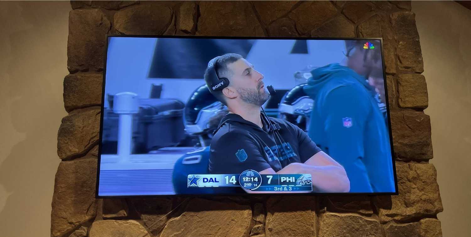 مدرب كرة قدم على تلفزيون ذكي