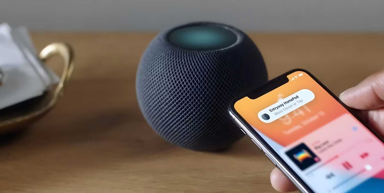 هاتف iPhone ينقل الموسيقى إلى HomePod mini.