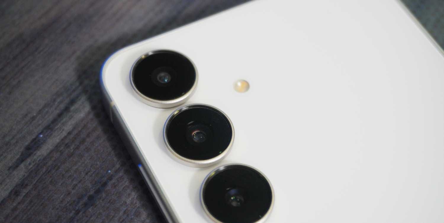 الكاميرات الموجودة في Galaxy S25 FE.