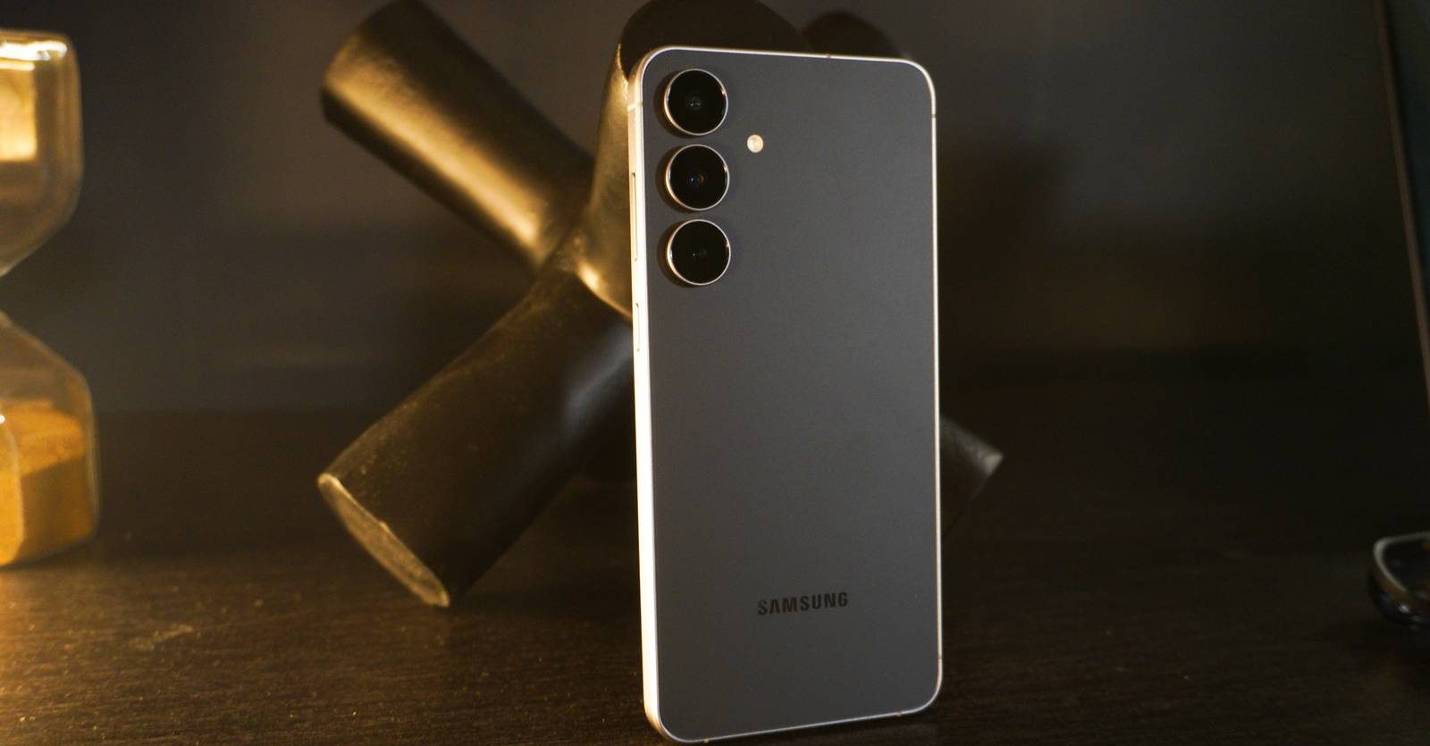 ٤ أسباب تجعل هاتف Galaxy S25 FE خيارًا أفضل من iPhone 16e: قيمة لا تقبل المنافسة