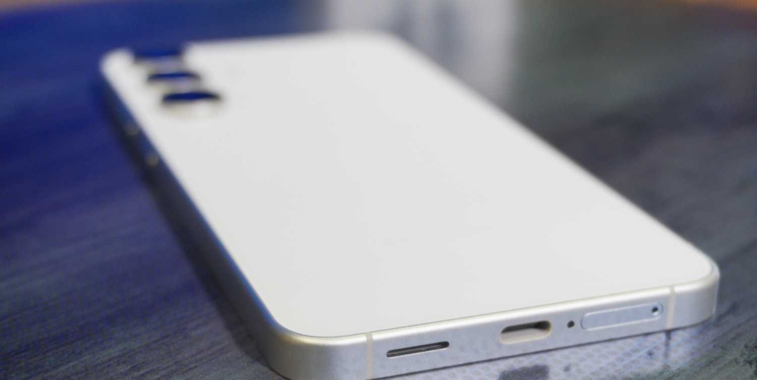 منفذ USB-C ومكبر الصوت ودرج SIM في Galaxy S25 FE.