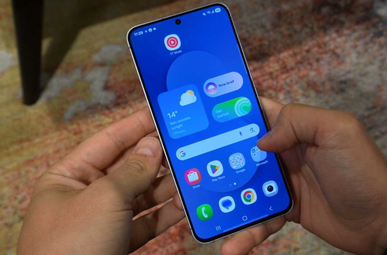 واجهة هاتف Galaxy S25 FE.