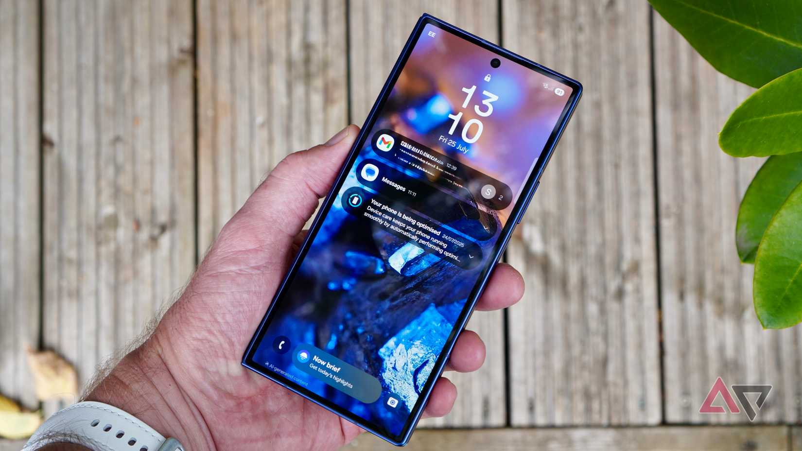 شخص يحمل هاتف Galaxy Z Fold 7 ويظهر عليه إشعارات على الشاشة المقفلة