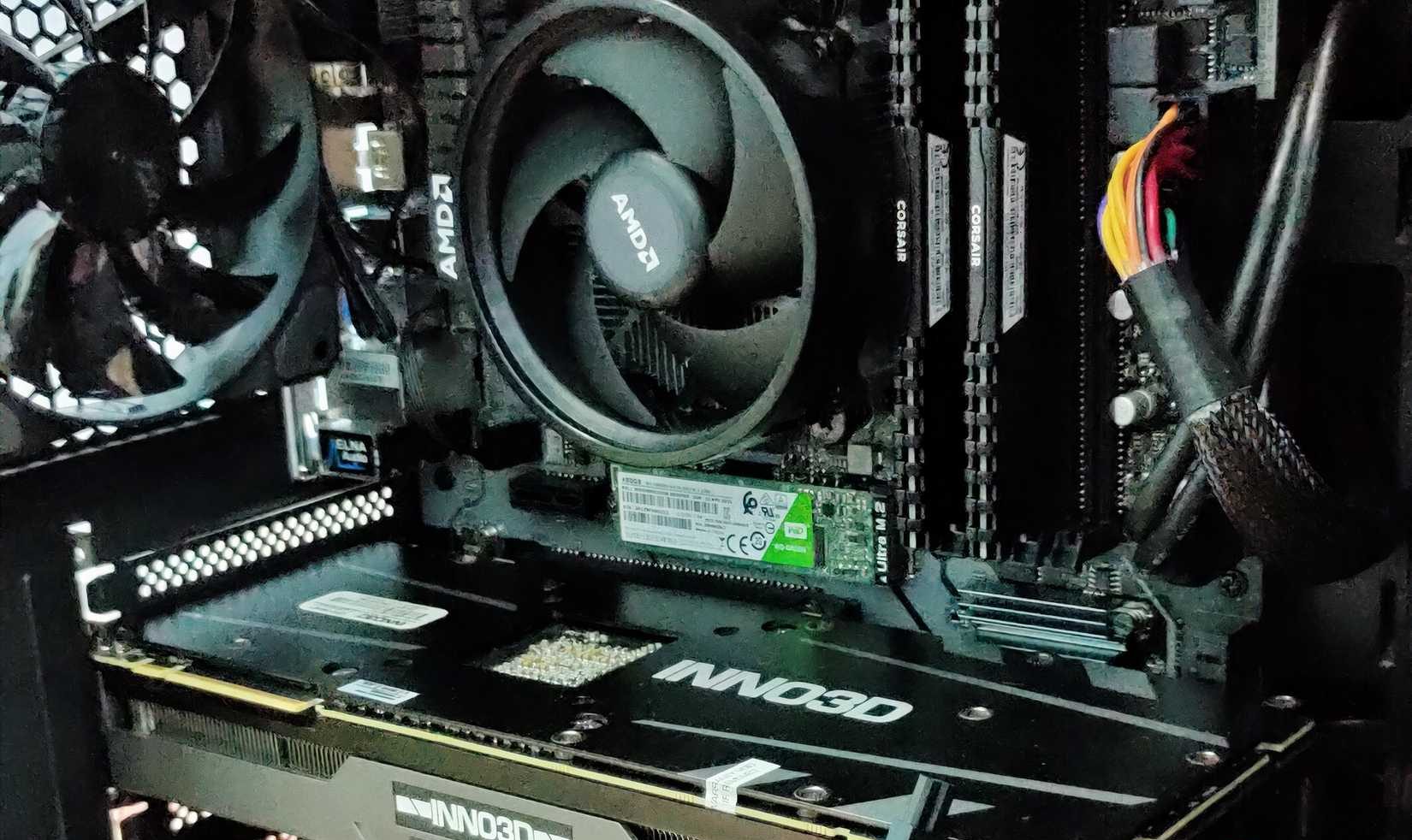 جهاز كمبيوتر للألعاب يظهر وحدة معالجة الرسومات، ومبرد وحدة المعالجة المركزية، وذاكرة الوصول العشوائي، ومحرك أقراص الحالة الصلبة