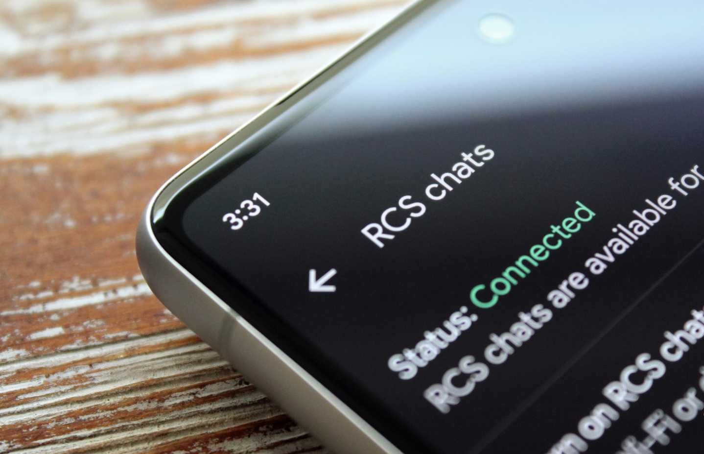 لقطة مقرّبة لهاتف يعرض إعدادات دردشات RCS على شاشته.