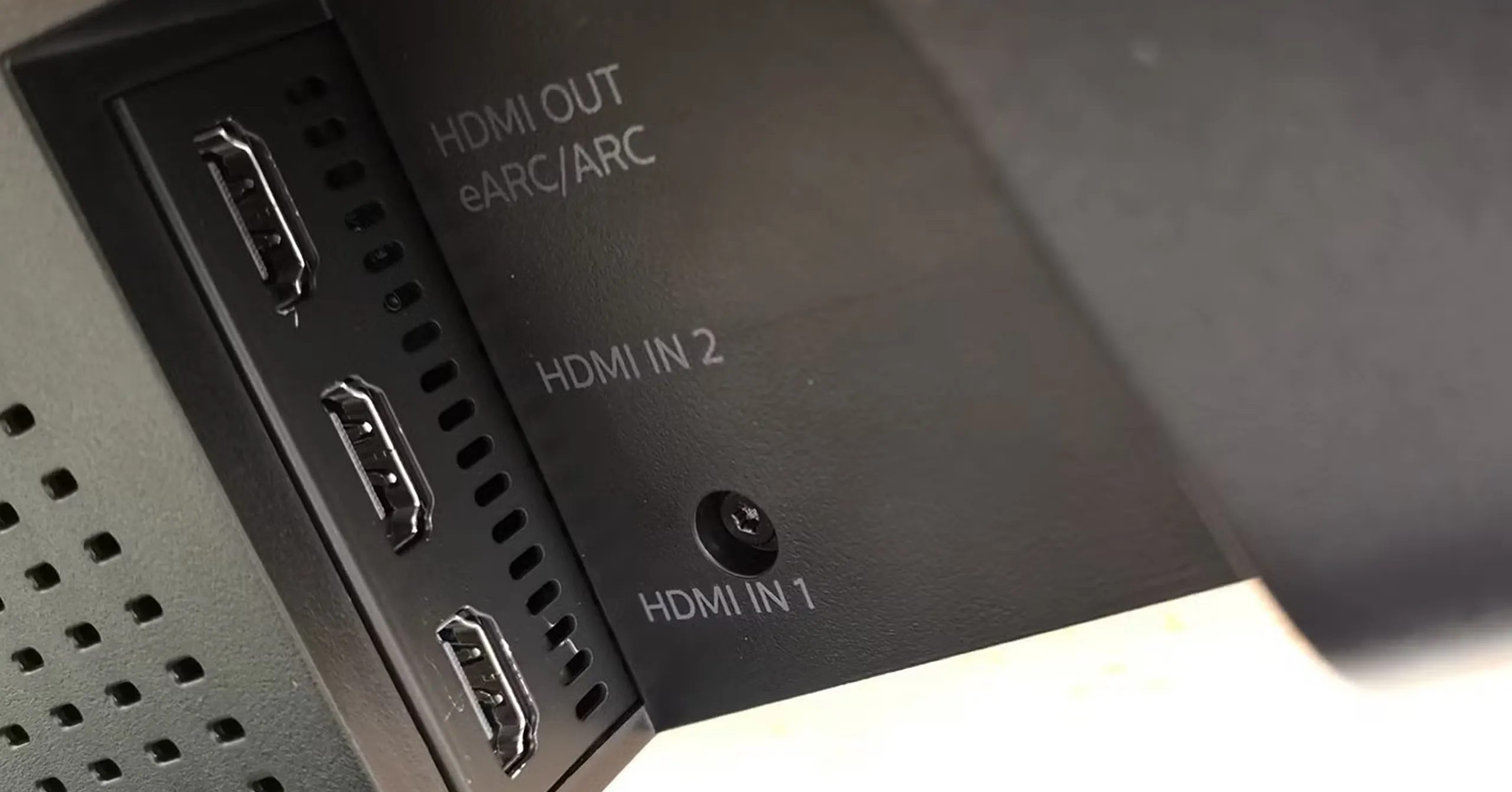 منافذ HDMI في التلفزيون.